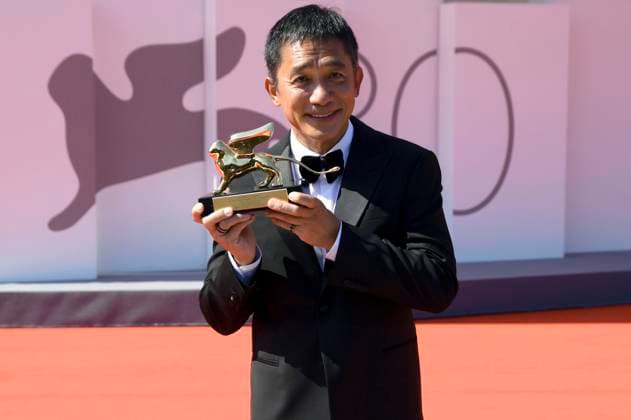 Tony Leung Chiu-wai bei der Premiere des Dokumentarfilms La parte del Leone: una storia della Mostra The Lion s Share: a History of the Mostra und die Verleihung des Goldenen Löwen für das Lebenswerk an Tony Leung Chiu-wai auf der Biennale di Venezia 2023 80. Internationale Filmfestspiele von Venedig im Palazzo del Cinema. Venedig, 02.09.2023