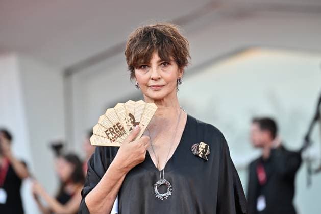 Kineo Prize, Venice Film Festival, Italy - 02 Sep 2023 Laura Morante posing with a folding fan and a pin, free Assange during Kineo Prize. 80th Venice International Film Festival on September 2, 2023 in Venice, Italy, Credit:Maria Laura Antonelli Avalon Italy, Venice  Copyright: xMariaxLauraxAntonellix xAvalonx 0802405612