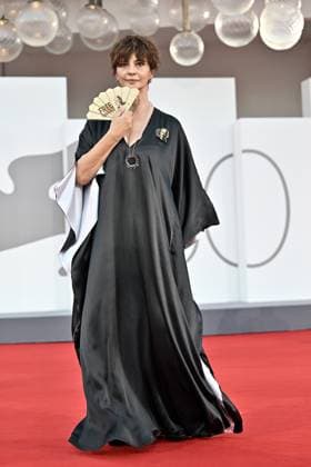 Kineo Prize, Venice Film Festival, Italy - 02 Sep 2023 Laura Morante posing with a folding fan and a pin, free Assange during Kineo Prize. 80th Venice International Film Festival on September 2, 2023 in Venice, Italy, Credit:Maria Laura Antonelli Avalon Italy, Venice  Copyright: xMariaxLauraxAntonellix xAvalonx 0802405547