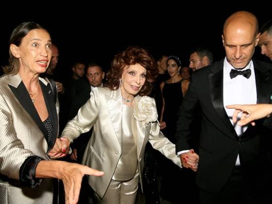 Bilder des Jahres 2023, Entertainment 09 September Entertainment Themen der Woche KW35 Entertainment Bilder des Tages Venice, Arrivals at the Armani Fashion Show Venice, Arrivals at the Armani Fashion Show. In the photo Sofia Loren with her son Edoardo Ponti Venice -  Copyright: xIPA ABACAx BRIPA20230902_1998 IPA ABACAx BRIPA20230902_1998