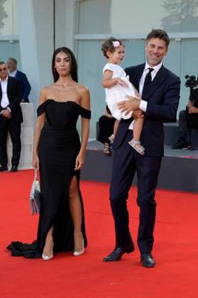Fabio Fulco mit Ehefrau Veronica Papa und Tochter Agnes bei der Verleihung des Kineo Award 2023 auf der Biennale di Venezia 2023 80. Internationale Filmfestspiele von Venedig im Palazzo del Cinema. Venedig, 02.09.2023