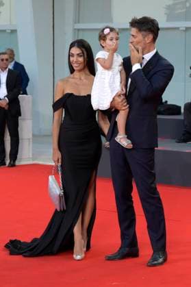 Fabio Fulco mit Ehefrau Veronica Papa und Tochter Agnes bei der Verleihung des Kineo Award 2023 auf der Biennale di Venezia 2023 80. Internationale Filmfestspiele von Venedig im Palazzo del Cinema. Venedig, 02.09.2023