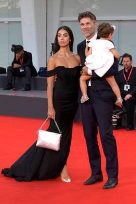 Fabio Fulco mit Ehefrau Veronica Papa und Tochter Agnes bei der Verleihung des Kineo Award 2023 auf der Biennale di Venezia 2023 80. Internationale Filmfestspiele von Venedig im Palazzo del Cinema. Venedig, 02.09.2023