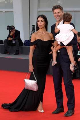 Fabio Fulco mit Ehefrau Veronica Papa und Tochter Agnes bei der Verleihung des Kineo Award 2023 auf der Biennale di Venezia 2023 80. Internationale Filmfestspiele von Venedig im Palazzo del Cinema. Venedig, 02.09.2023