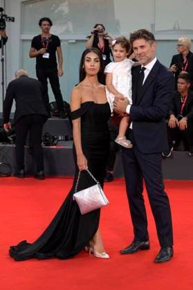 Fabio Fulco mit Ehefrau Veronica Papa und Tochter Agnes bei der Verleihung des Kineo Award 2023 auf der Biennale di Venezia 2023 80. Internationale Filmfestspiele von Venedig im Palazzo del Cinema. Venedig, 02.09.2023