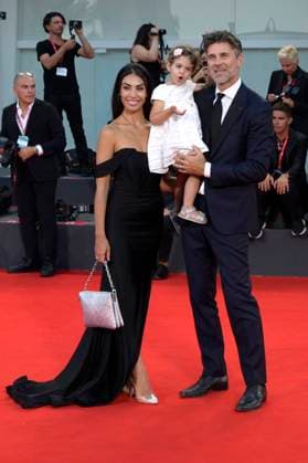 Fabio Fulco mit Ehefrau Veronica Papa und Tochter Agnes bei der Verleihung des Kineo Award 2023 auf der Biennale di Venezia 2023 80. Internationale Filmfestspiele von Venedig im Palazzo del Cinema. Venedig, 02.09.2023