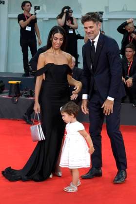 Fabio Fulco mit Ehefrau Veronica Papa und Tochter Agnes bei der Verleihung des Kineo Award 2023 auf der Biennale di Venezia 2023 80. Internationale Filmfestspiele von Venedig im Palazzo del Cinema. Venedig, 02.09.2023