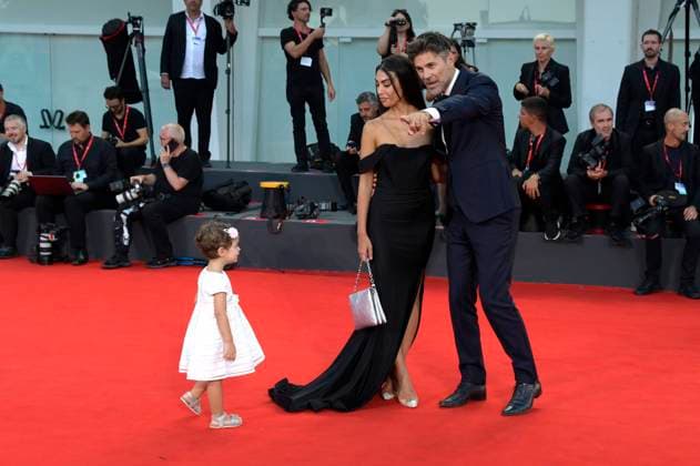 Fabio Fulco mit Ehefrau Veronica Papa und Tochter Agnes bei der Verleihung des Kineo Award 2023 auf der Biennale di Venezia 2023 80. Internationale Filmfestspiele von Venedig im Palazzo del Cinema. Venedig, 02.09.2023