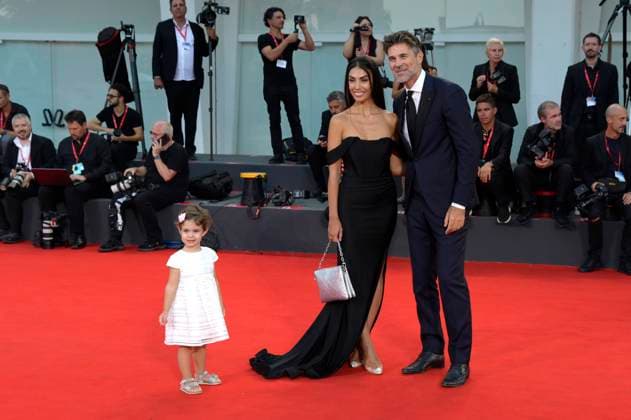 Fabio Fulco mit Ehefrau Veronica Papa und Tochter Agnes bei der Verleihung des Kineo Award 2023 auf der Biennale di Venezia 2023 80. Internationale Filmfestspiele von Venedig im Palazzo del Cinema. Venedig, 02.09.2023