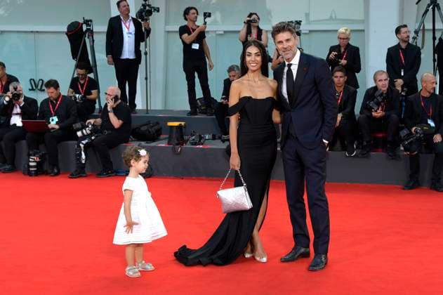 Fabio Fulco mit Ehefrau Veronica Papa und Tochter Agnes bei der Verleihung des Kineo Award 2023 auf der Biennale di Venezia 2023 80. Internationale Filmfestspiele von Venedig im Palazzo del Cinema. Venedig, 02.09.2023