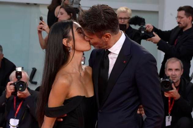 Fabio Fulco mit Ehefrau Veronica Papa bei der Verleihung des Kineo Award 2023 auf der Biennale di Venezia 2023 80. Internationale Filmfestspiele von Venedig im Palazzo del Cinema. Venedig, 02.09.2023