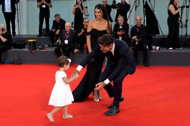 Fabio Fulco mit Ehefrau Veronica Papa und Tochter Agnes bei der Verleihung des Kineo Award 2023 auf der Biennale di Venezia 2023 80. Internationale Filmfestspiele von Venedig im Palazzo del Cinema. Venedig, 02.09.2023