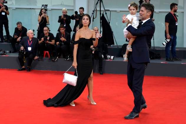 Fabio Fulco mit Ehefrau Veronica Papa und Tochter Agnes bei der Verleihung des Kineo Award 2023 auf der Biennale di Venezia 2023 80. Internationale Filmfestspiele von Venedig im Palazzo del Cinema. Venedig, 02.09.2023