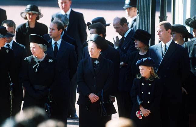 FUNERAL OF DIANA, PRINCESS OF WALES HM QUEEN ELIZABETH II; HRH PRINCESS MARGARET and other members of the Royal Family stand outside the gates of Buckingham Palace as the funeral cortege of Diana, Princess of Wales passes by on its way to Westminster A FUNERAL OF DIANA, PRINCESS OF WALES HM QUEEN ELIZABETH II; HRH PRINCESS MARGARET and other members of the Royal Family stand outside the gates of Buckingham Palace as the funeral cortege of Diana, Princess of Wales passes by on its way to Westminster Abbey for her funeral service. COMPULSORY CREDIT: UPPA Photoshot Photo UC 013693 A 06.09.1997, Credit:Photoshot Avalon United Kingdom  Copyright: xPhotoshotx xAvalonx 0502655662