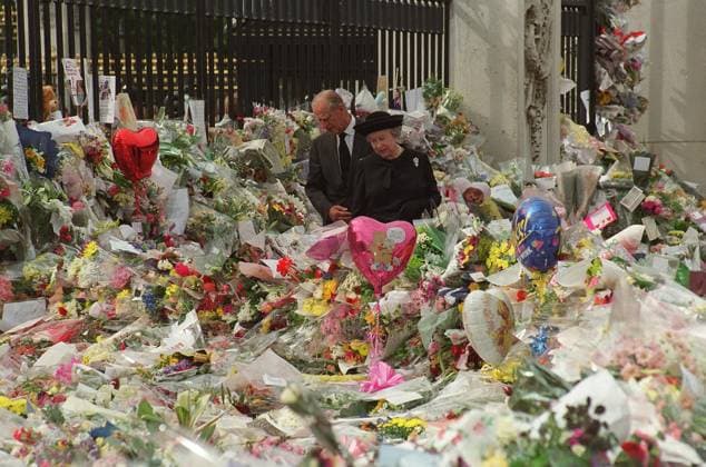 HM QUEEN ELIZABETH II and HRH DUKE OF EDINBURGH Looking at the flowers and tributes left in memory of the late Diana, Princess of Wales outside the gates of Buckingham Palace COMPULSORY CREDIT: UPPA Photoshot Photo UGL 013682 A-22 05.09.1997 HM QUEEN ELIZABETH II and HRH DUKE OF EDINBURGH Looking at the flowers and tributes left in memory of the late Diana, Princess of Wales outside the gates of Buckingham Palace COMPULSORY CREDIT: UPPA Photoshot Photo UGL 013682 A-22 05.09.1997, Credit:Photoshot Avalon United Kingdom  Copyright: xPhotoshotx xAvalonx 0502657106