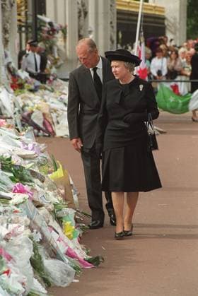 HM QUEEN ELIZABETH II and HRH DUKE OF EDINBURGH Looking at the flowers and tributes left in memory of the late Diana, Princess of Wales outside the gates of Buckingham Palace COMPULSORY CREDIT: UPPA Photoshot Photo UGL 013682 A-29 05.09.1997 HM QUEEN ELIZABETH II and HRH DUKE OF EDINBURGH Looking at the flowers and tributes left in memory of the late Diana, Princess of Wales outside the gates of Buckingham Palace COMPULSORY CREDIT: UPPA Photoshot Photo UGL 013682 A-29 05.09.1997, Credit:Photoshot Avalon United Kingdom  Copyright: xPhotoshotx xAvalonx 0502657119