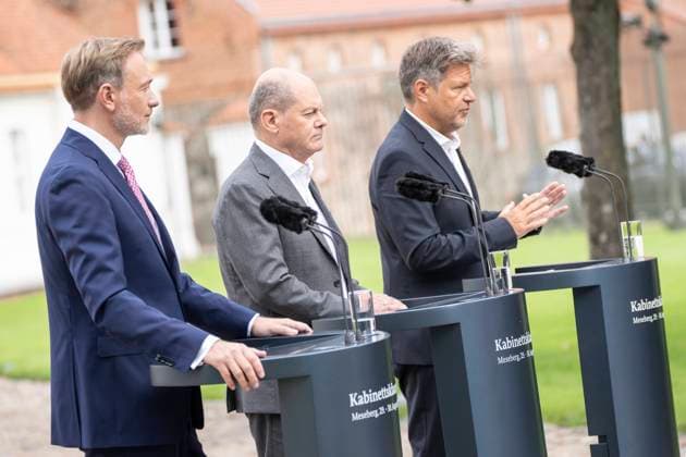 Zweitägige Klausurtagung der Bundesregierung auf Schloss Meseberg Tag 2 Olaf Scholz, Bundeskanzler, mit Christian Lindner, Bundesfinanzminister der Finanzen und Robert Habeck, Bundesminister für Wirtschaft und Klimaschutz;Zweitägige Klausurtagung der Bundesregierung auf Schloss Meseberg Tag 2 Olaf Scholz, Bundeskanzler, mit Christian Lindner, Bundesfinanzminister der Finanzen und Robert Habeck, Bundesminister für Wirtschaft und Klimaschutz, *** Two-day closed meeting of the German government at Schloss Meseberg Day 2 Olaf Scholz, Federal Chancellor, with Christian Lindner, Federal Minister of Finance, and Robert Habeck, Federal Minister of Economics and Climate Protection Two-day closed meeting of the German governme