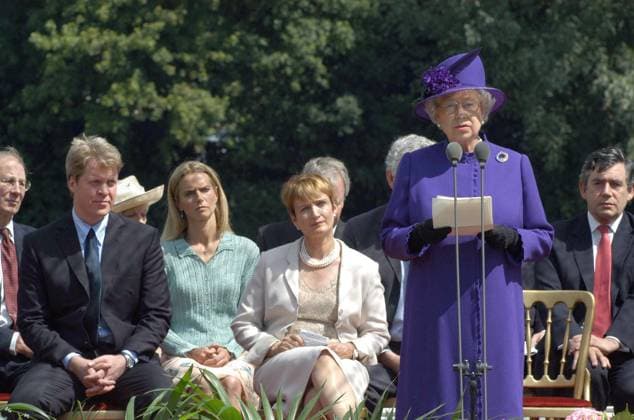 Official opening of Princess of Wales Memorial Fountain HM Queen Elizabeth II with Princesss Diana s brother Earl Charles Spencer (Seated left) attening the official opening of Princess of Wales Memorial Fountain in Hyde Park, London. Date: 06.07.2004., Credit:Photoshot Avalon United Kingdom  Copyright: xPhotoshotx xAvalonx 0502745576