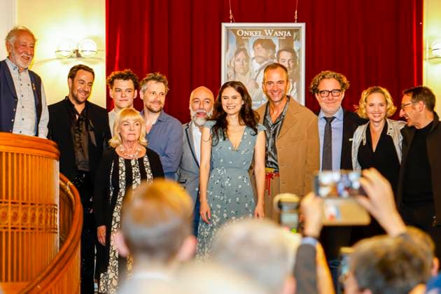 Bilder des Jahres 2023, Entertainment 09 September Entertainment Themen der Woche KW35 Boris Aljinovic, Tilmar Kuhn, Dagmar Bernhard, Helen Barke, Mark Weigel, Mario Ramos, Dagmar Biener; Premiere, Onkel Wanja, ein Leben in vier Augenblicken, eine Tragikomödie von Anton Tschechow, Regie und Bühne Anatol Preissler, Kostüm Jasper Krafft, , am 02.09.2023 in Berlin, (Schlosspark Theater), Deutschland *** Boris Aljinovic, Tilmar Kuhn, Dagmar Bernhard, Helen Barke, Mark Weigel, Mario Ramos, Dagmar Biener Premiere, Uncle Vanya, a life in four moments, a tragicomedy by Anton Chekhov, director and stage Anatol Preissler, costume Jasper Krafft, , on 02 09 2023 in Berlin, Schlosspark Theater , Germany