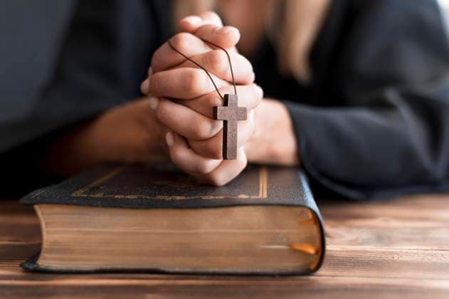  Betende Person mit Kreuz und heiligem Buch *** Betende Person with Cross and holy Book Copyright: imageBROKER/OleksandrxLatkun ibxole09565618.jpg