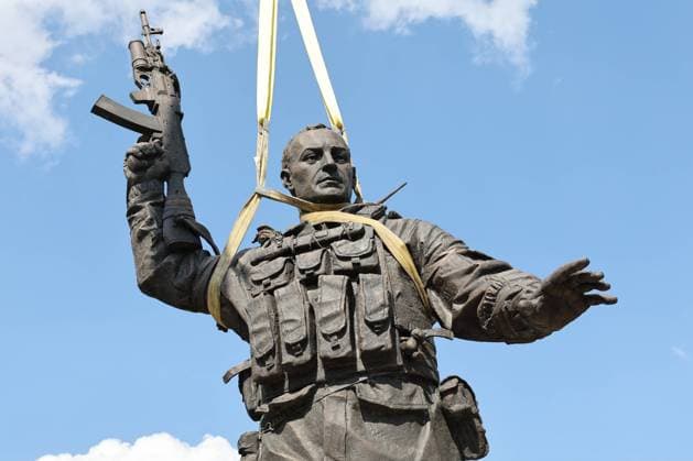 Bilder des Jahres 2023, News 09 September News Themen der Woche KW35 News Bilder des Tages RUSSIA, DONETSK - SEPTEMBER 3, 2023: A monument to defenders of Donbass is being installed in Alexander Zakharchenko Square. The monument consists of two statues, one of a WWII soldier, the other of a participant in Russia s special military operation. Dmitry Yagodkin TASS  61703262