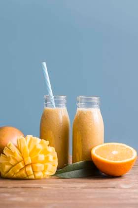 Vorderansicht Smoothieflaschen mit Mango Orange *** Front view Smoothie bottles with Mango Orange Copyright: imageBROKER/OleksandrxLatkun ibxole09568903.jpg