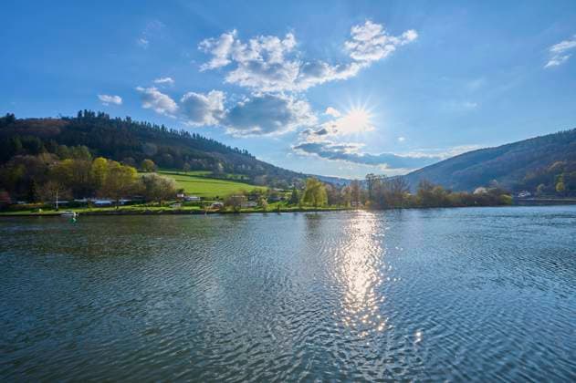  Fluss, Neckar, Wolken, Sonne, Frühling, Zwingenberg, Neckar-Odenwald, Baden-Württemberg, Deutschland, Europa *** River, Neckar, Clouds, Sun, Spring, Zwingenberg, Neckar Odenwald, Bathing Württemberg, Germany, Europe Copyright: imageBROKER/RaimundxLinke ibxrde09527635.jpg