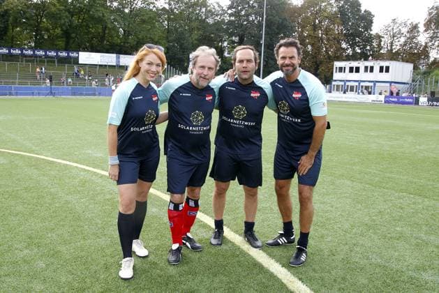 Esther Roling, Bjarne Maedel, Axel Bosse und Stephan Luca beim Benefiz Fussballspiel Kicken mit Herz zugunsten der Kinder Herzstation der Universitaetsklinik Eppendorf am 3.09.2023 in Hamburg Kicken mit Herz Benefiz Fussball Event in Hamburg