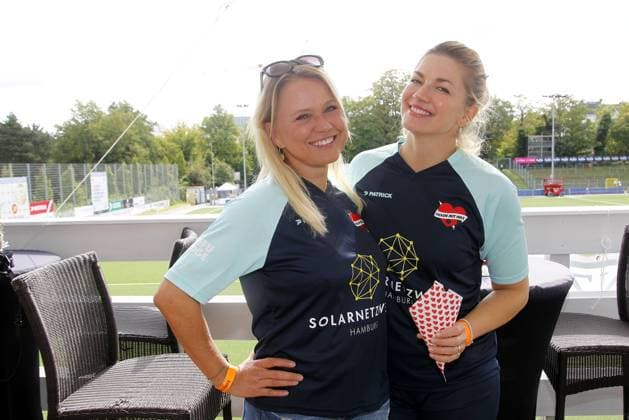 Nova Meierhenrich und Nina Bott beim Benefiz Fussballspiel Kicken mit Herz zugunsten der Kinder Herzstation der Universitaetsklinik Eppendorf am 3.09.2023 in Hamburg Kicken mit Herz Benefiz Fussball Event in Hamburg
