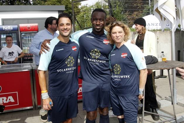 Kostja Ullmann, Jerry Kwarteng und Anjorka Strechel beim Benefiz Fussballspiel Kicken mit Herz zugunsten der Kinder Herzstation der Universitaetsklinik Eppendorf am 3.09.2023 in Hamburg Kicken mit Herz Benefiz Fussball Event in Hamburg