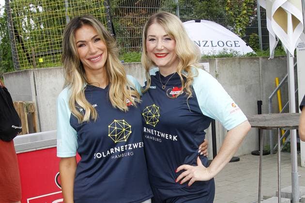 Yasmina Filali und Sandra Quadflieg beim Benefiz Fussballspiel Kicken mit Herz zugunsten der Kinder Herzstation der Universitaetsklinik Eppendorf am 3.09.2023 in Hamburg Kicken mit Herz Benefiz Fussball Event in Hamburg