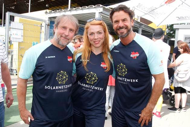 Bjarne Maedel, Esther Roling und Stephan Luca beim Benefiz Fussballspiel Kicken mit Herz zugunsten der Kinder Herzstation der Universitaetsklinik Eppendorf am 3.09.2023 in Hamburg Kicken mit Herz Benefiz Fussball Event in Hamburg