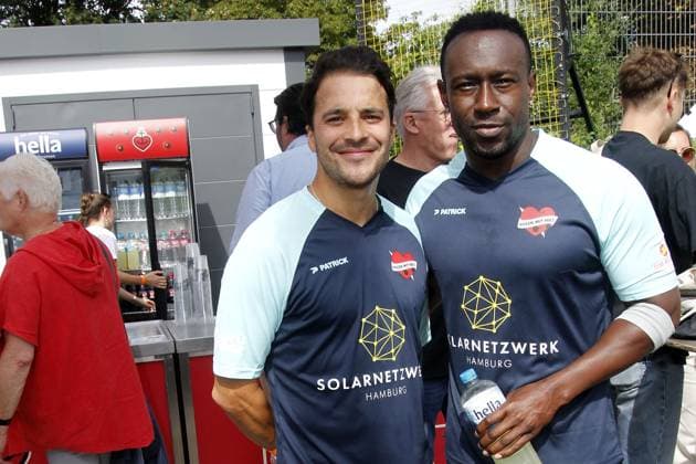Kostja Ullmann und Jerry Kwarteng beim Benefiz Fussballspiel Kicken mit Herz zugunsten der Kinder Herzstation der Universitaetsklinik Eppendorf am 3.09.2023 in Hamburg Kicken mit Herz Benefiz Fussball Event in Hamburg