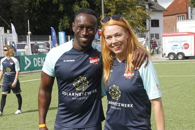 Jerry Kwarteng und Esther Roling beim Benefiz Fussballspiel Kicken mit Herz zugunsten der Kinder Herzstation der Universitaetsklinik Eppendorf am 3.09.2023 in Hamburg Kicken mit Herz Benefiz Fussball Event in Hamburg