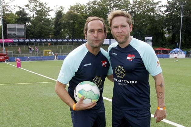 Axel Bosse und Johannes Oerding beim Benefiz Fussballspiel Kicken mit Herz zugunsten der Kinder Herzstation der Universitaetsklinik Eppendorf am 3.09.2023 in Hamburg Kicken mit Herz Benefiz Fussball Event in Hamburg
