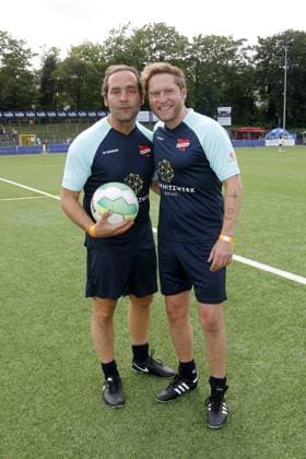 Axel Bosse und Johannes Oerding beim Benefiz Fussballspiel Kicken mit Herz zugunsten der Kinder Herzstation der Universitaetsklinik Eppendorf am 3.09.2023 in Hamburg Kicken mit Herz Benefiz Fussball Event in Hamburg