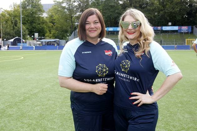 Katharina Fegebank und Sandra Quadflieg beim Benefiz Fussballspiel Kicken mit Herz zugunsten der Kinder Herzstation der Universitaetsklinik Eppendorf am 3.09.2023 in Hamburg Kicken mit Herz Benefiz Fussball Event in Hamburg