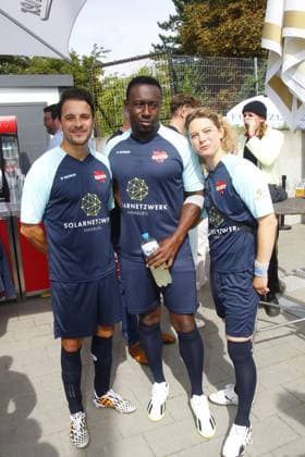 Kostja Ullmann, Jerry Kwarteng und Anjorka Strechel beim Benefiz Fussballspiel Kicken mit Herz zugunsten der Kinder Herzstation der Universitaetsklinik Eppendorf am 3.09.2023 in Hamburg Kicken mit Herz Benefiz Fussball Event in Hamburg