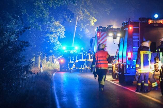 Feuerwehr und Notarzt, Symbolfotos Strahwalde - Von Straße abgekommen: VW Caddy kracht frontal gegen Baum 02.09.2023 gegen 00:50 Uhr Strahwalde, S143 Fotograf: LausitzNews.de Philipp Grohmann Gegen 0:50 Uhr wurden die Freiwilligen Feuerwehren aus Strahwalde und Herrnhut zu einem schweren Verkehrsunfall zwischen Strahwalde und Herwigsdorf alarmiert. Der Fahrer eines VW Caddy befuhr die S143 in Fahrtrichtung Herwigsdorf als er aus bislang unklarer Ursache in einer leichten Rechtskurve nach links von der Fahrbahn abkam. In der Folge fuhr er durch den Straßengraben und krachte fast ungebremst frontal gegen einen Baum. Umgehend eilten die Feuerwehrleute, Einsatzkräfte des Rettungsdienstes, ein Notarzt und Beamte der Polizei zum Unfallort. Ob der Fahrer in seinem Fahrzeug ei Copyright: xLausitzNews.de PhilippxGrohmannx