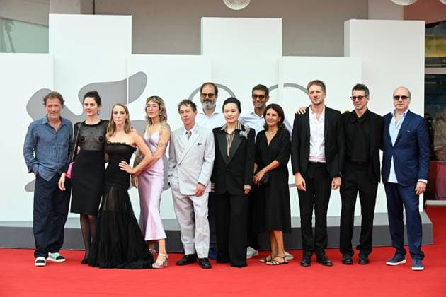 Entertainment Themen der Woche KW35 Entertainment Bilder des Tages Venice, 80th Venice Film Festival 2023. Day 5 - Red Carpet film La Bete (The beast). In the photo Ron Eli Cohen, Julia Faure, Nancy Grant, a guest, Director Bertrand Bonello, Andrea Romeo, Elsa Jin, guests, Justin Taurand  Copyright: xManuelexMangiarottix xipa-agencyx xPoolxPhotoxEventsx02x IPA_IPA40038909