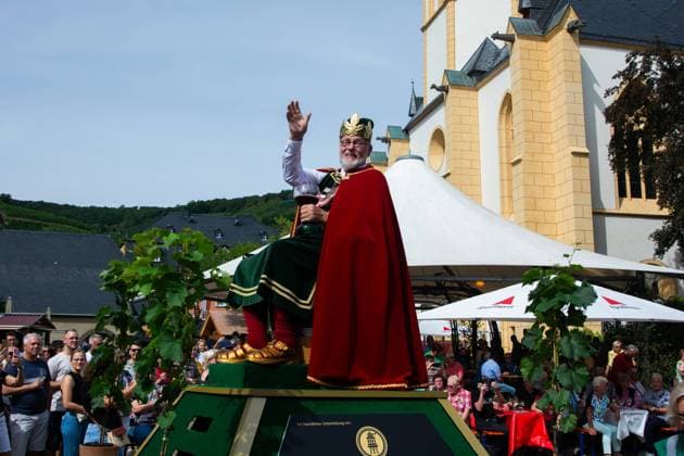 Bilder des Jahres 2023, News 09 September News Themen der Woche KW35 News Bilder des Tages Traditional Wine Parade Returns In Ahrweiler, Germany After Flood And Corona Pandmic A man is dressing as the god of Wine Bacchus at the opening of the wine parade at the market place before the start of the traditional wine parade in Ahrweiler, Germany on September 3, 2023 Ahrweiler Germany  Copyright: xYingxTangx originalFilename: tang-notitle230903_npdYv.jpg