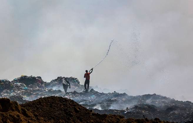 Bilder des Jahres 2023, News 09 September News Themen der Woche KW35 News Bilder des Tages September 3, 2023, Gaza City, The Gaza Strip, Palestine: Palestinian members of Civil defense firefighters effort to control a fire that broke out at the main waste in Johr Al-Deek, southeast of Gaza City on September 03, 2023. A large fire broke out in the main garbage dump in the Gaza Strip, on Last Friday, while the local authorities warned of an environmental catastrophe as it continued for several days due to the lack of the necessary capabilities to extinguish it. Gaza City Palestine - ZUMAq100 20230903_zaa_q100_023 Copyright: xMahmoudxIssax