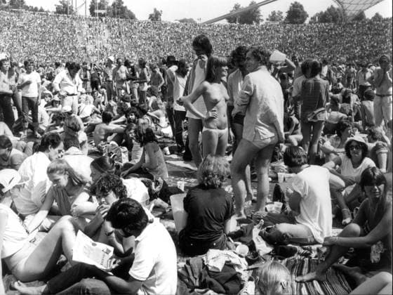 Archivbilder der Woche KW35 MUNICH GERMANY THE ROLLING STONES ON TOUR IN WEST GERMANY - Showing crowds at the open-air Olympic Stadium enjoying the sunshine as they await the arrival of their heroes on stage...- Date: 10.06.1977., Credit:Photoshot Avalon United Kingdom  Copyright: xPhotoshotx xAvalonx 0502981621