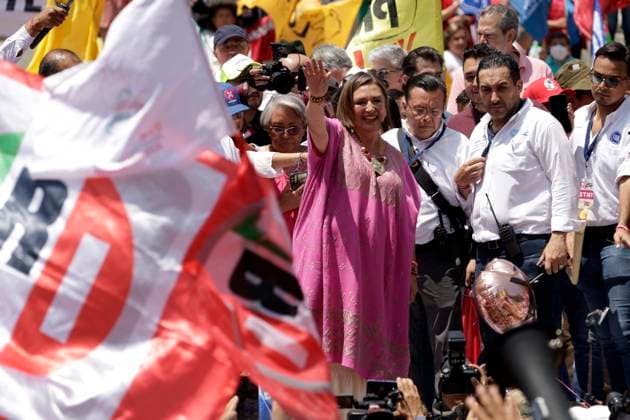 Xochitl Galvez Hailed As Opposition Candidate For 2024 Election - Mexico Mexican Senator and presidential pre-candidate for the Frente Amplio por Mexico party, Xochitl Galvez waves during a rally to celebrate her designation at the Angel de la Independencia in Mexico City on September 3, 2023. Galvez, a 60-year-old computer engineer and self-made businesswoman, secured the support of the opposition bloc after an internal contest decided by public opinion polling. Photo by Luis Barron Eyepix Group ABACAPRESS.COM Mexico City Mexico City Mexico  Copyright: xBarronxLuis Eyepix ABACAx 866182_009 BarronxLuis Eyepix ABACAx 866182_009