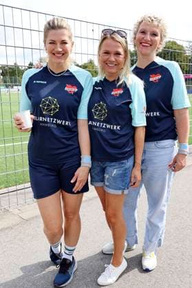 Nina Bott, Nove Meierhenrich und Julia Westlake beim Benefiz-Fußballspiel Kicken mit Herz 2023 zu Gunsten des Herzzentrums des UKE im Stadiun Hoheluft. Hamburg, 03.09.2023