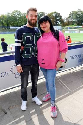 Melanie Thiele mit Johannes beim Benefiz-Fußballspiel Kicken mit Herz 2023 zu Gunsten des Herzzentrums des UKE im Stadiun Hoheluft. Hamburg, 03.09.2023