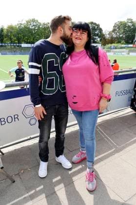 Melanie Thiele mit Johannes beim Benefiz-Fußballspiel Kicken mit Herz 2023 zu Gunsten des Herzzentrums des UKE im Stadiun Hoheluft. Hamburg, 03.09.2023