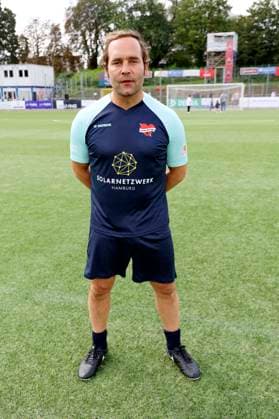 Axel Bosse beim Benefiz-Fußballspiel Kicken mit Herz 2023 zu Gunsten des Herzzentrums des UKE im Stadiun Hoheluft. Hamburg, 03.09.2023