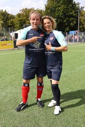 Bjarne Mädel und Anjorka Strechel beim Benefiz-Fußballspiel Kicken mit Herz 2023 zu Gunsten des Herzzentrums des UKE im Stadiun Hoheluft. Hamburg, 03.09.2023