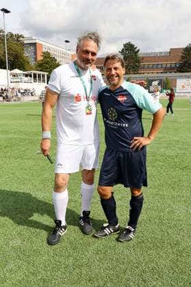 Thomas Mir und Patrick Bach beim Benefiz-Fußballspiel Kicken mit Herz 2023 zu Gunsten des Herzzentrums des UKE im Stadiun Hoheluft. Hamburg, 03.09.2023